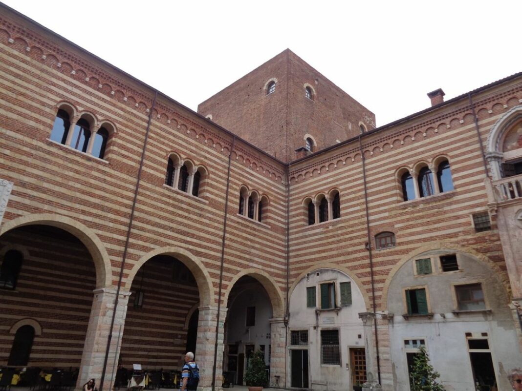 Cortile del Mercato Vecchio in Verona