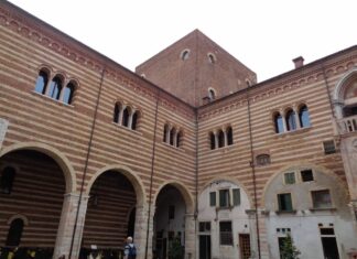 Cortile del Mercato Vecchio in Verona